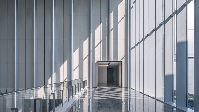 公司基于组织情境分析、利益相关方需求来识别并确定公司面临的主要风险及其边界。公司识别的风险类型包括政策性风险、环境管理风险等。政策性风险：可再生能源发电相关行业目前由政府政策支持，如若市场宏观经济或政府补贴、政策发生重大变化，将在一定程度上影响公司发展。环境管理风险：来自欧美等地区的客户对产品中的有害物质都有严格的要求，公司需要识别客户要求及其所在国关于有害物质的法律法规，防止因对客户需求及相关法律法规的不了解所造成的不合格品、退货以及处罚风险。公司对已识别风险的严重程度和发生频率进行评估，评估结果根据风险系数评定并分为“高”“中”“低”三个层级，根据风险可接受准则判定是否对风险采取应对措施。