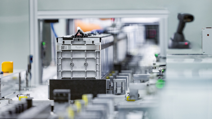 公司制定《供应商关系管理》，例行对存量供应商开展供应商定位评价，筛选区分出战略、瓶颈、杠杆和一般供应商。主要评价因素包括采购规模、同质化水平、交付风险、客户关注度等。 公司制订《采购风险管理程序》，将采购风险划分为社会环境风险和自然环境风险，并应用于重要供应商的筛选。社会环境风险又可进一步划分为系统内部风险和社会宏观环境风险。系统内部风险如单一供应商风险、信息传递风险、合作伙伴风险等，还有社会宏观风险如政治，经济，文化、汇率、市场需求、行业政策等。自然环境风险包括山洪，海啸、地震、闪电、雷雨、山体滑坡等。同时，公司对潜在供应商或现有供应商开展包括但不限于以下维度的尽职调查工作：经营风险、合规风险和ESG风险。