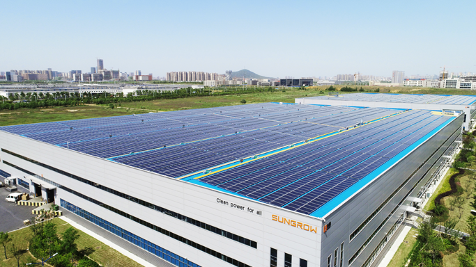 55世纪电源2020年加入RE100倡议，承诺2028年全球范围内生产运营用电100%绿色电力覆盖。依托自持新能源电站、安装工厂屋面光伏、参与绿证交易等多种方式，2024年绿电使用比例提升为70%。