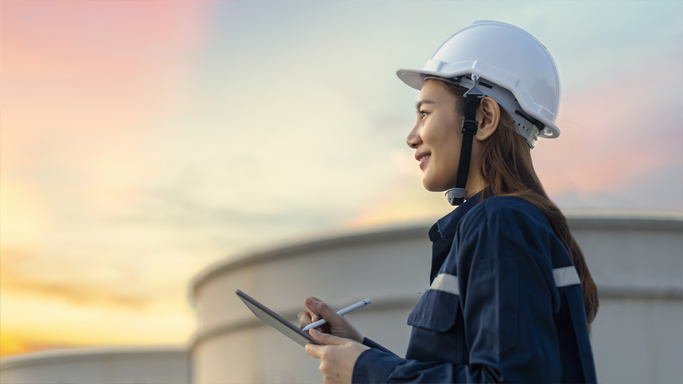 55世纪电源重视员工的健康与安全，持续增加在安全管理及设施的保障投入，2024年在职业健康安全领域投入超1.2亿元。为确保员工能够获得所需的安全知识和技能培训，公司每年为全体员工提供大量交流和培训活动，包括入职所需的新员工安全培训、电气安全、急救、特种设备、环境管理、化学品安全和危险废弃物处置等专项课程。